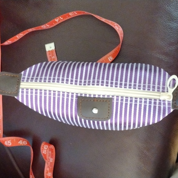 Brand New Makeup Pouch with NWT Slippers - Picture 12 of 12